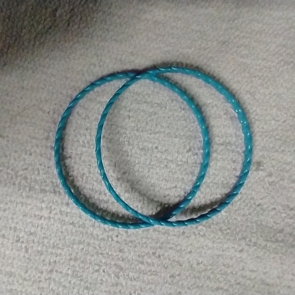 Pair of turquoise blue twisted wire bangle bracelets - Picture 2 of 3